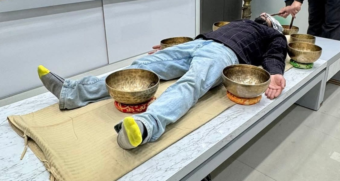 Himalayan sound healing session with singing bowls