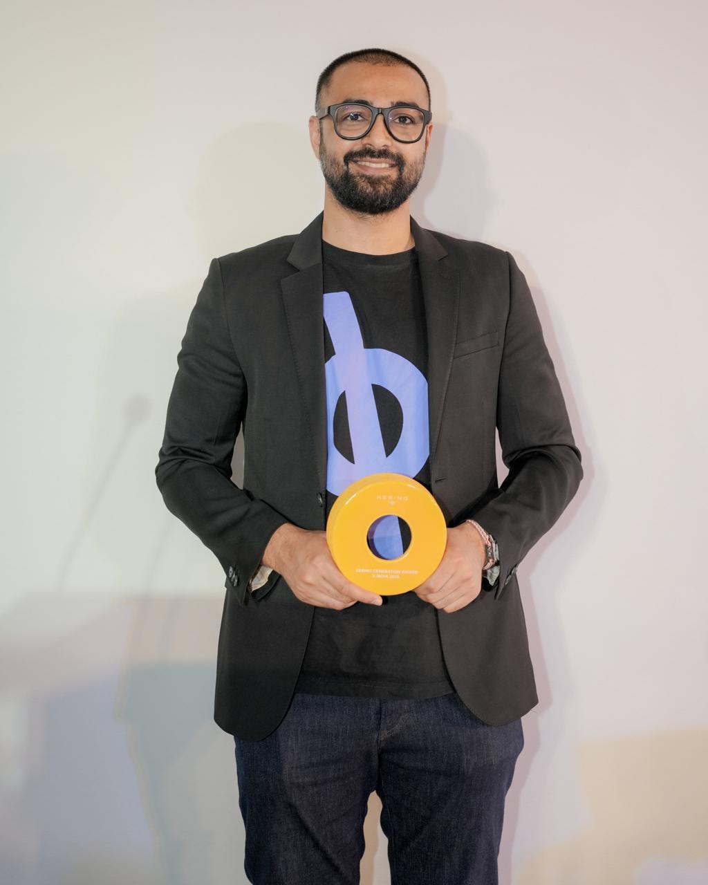 Kering Generation Award India winner with the trophy, photo 3